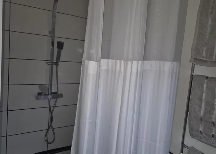 招待所 We Rise By Lifting Others