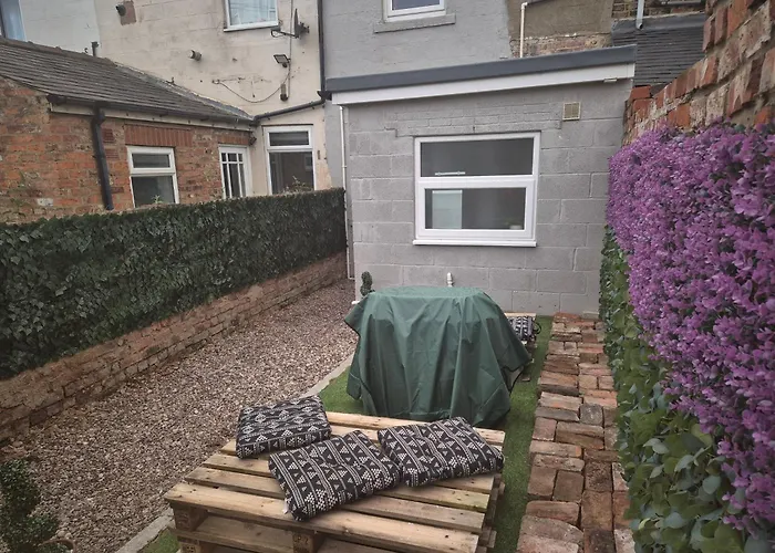 We Rise By Lifting Others 招待所 约克