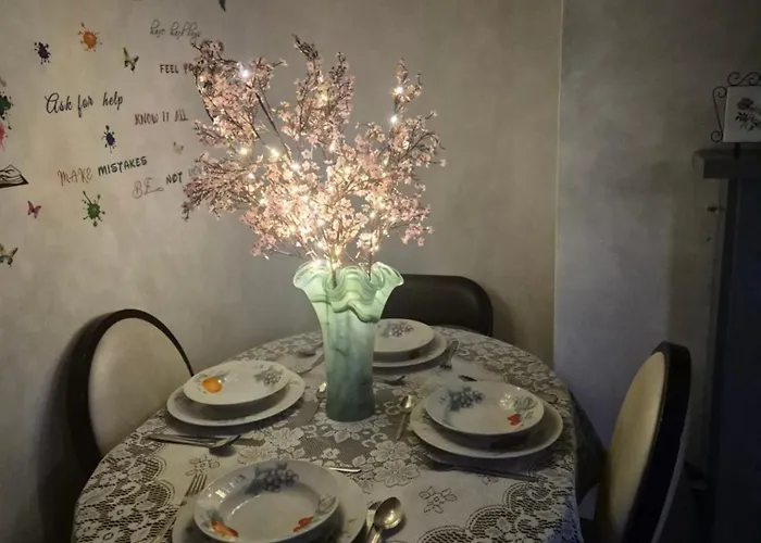 We Rise By Lifting Others 招待所