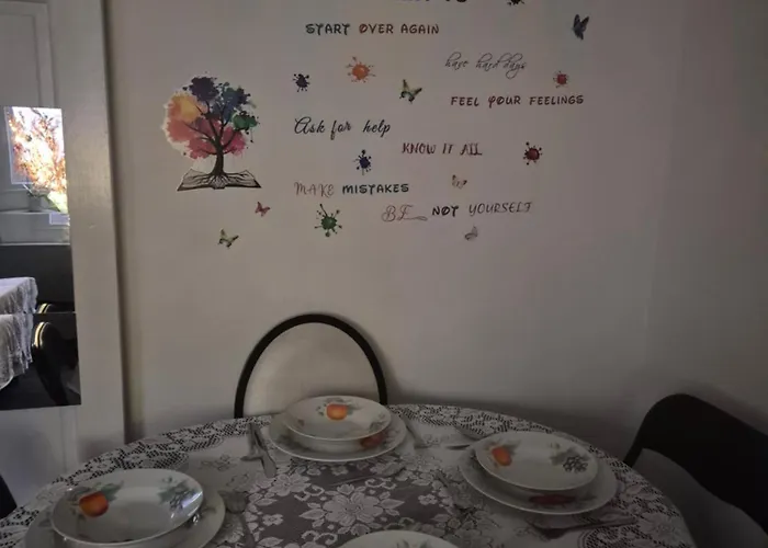 招待所 We Rise By Lifting Others