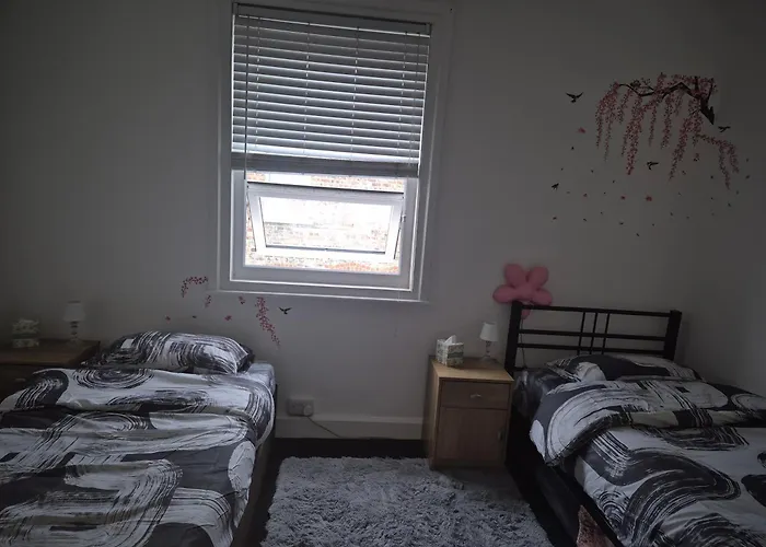 招待所 We Rise By Lifting Others *