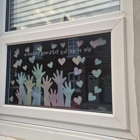 Gæstehus We Rise By Lifting Others York