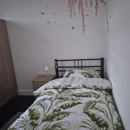 We Rise By Lifting Others Gæstehus